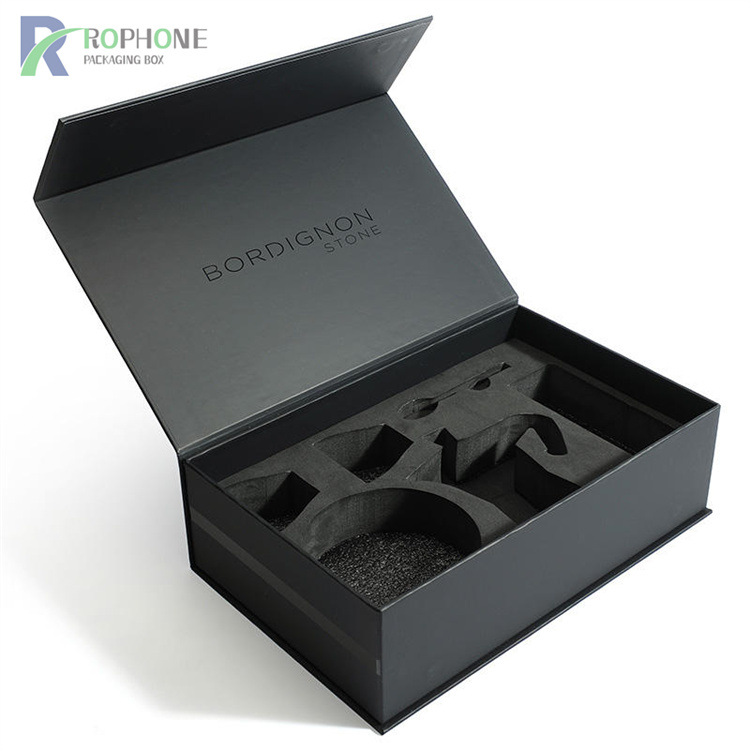 Geschenkboxen aus schwarzem Karton