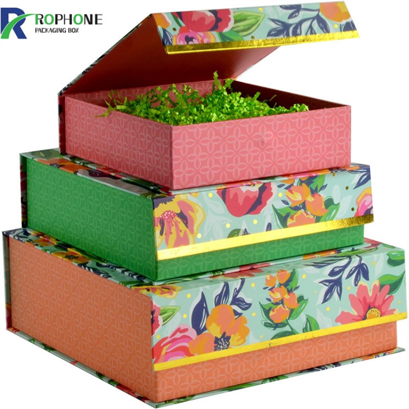 Geschenkboxen mit Blumenmuster