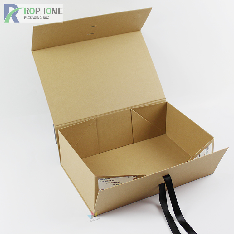 Flach verpackte Geschenkbox aus Kraftpapier
