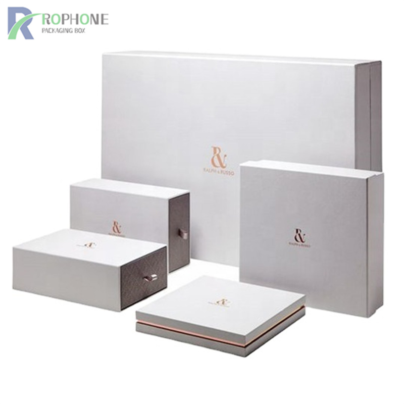 Geschenkboxen aus weißem Karton